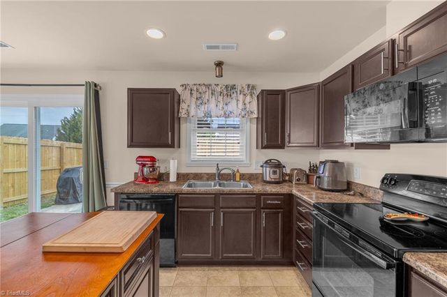 5703 Midstream Circle, Clemmons, NC 27012