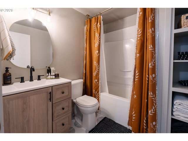 5729 Ne HAZEL DELL Ave B, Vancouver, WA 98663