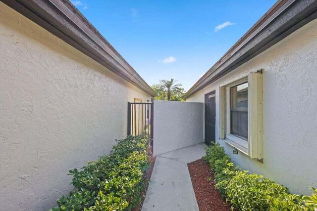 61 N Ironwood Way, Palm Beach Gardens, FL 33418