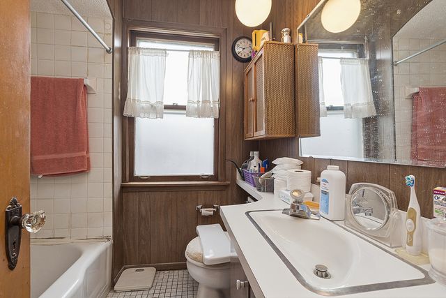 9635 S Francisco Avenue, Evergreen Park, IL 60805