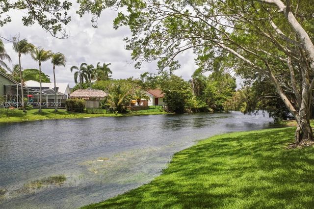 400 Palm Cir W 102, Pembroke Pines, FL 33025