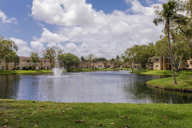 400 Palm Cir W 102, Pembroke Pines, FL 33025