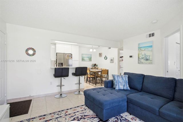 400 Palm Cir W 102, Pembroke Pines, FL 33025