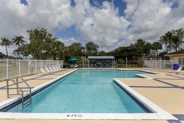 400 Palm Cir W 102, Pembroke Pines, FL 33025