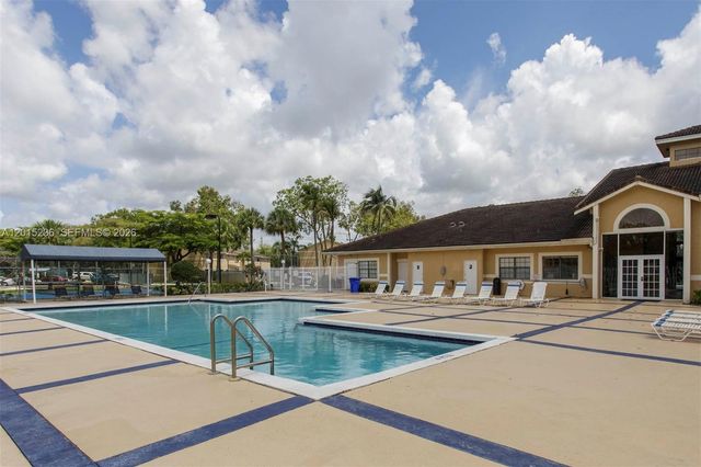 400 Palm Cir W 102, Pembroke Pines, FL 33025