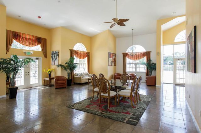 400 Palm Cir W 102, Pembroke Pines, FL 33025