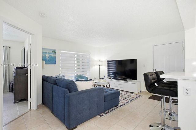 400 Palm Cir W 102, Pembroke Pines, FL 33025