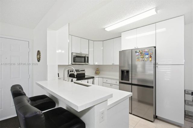 400 Palm Cir W 102, Pembroke Pines, FL 33025