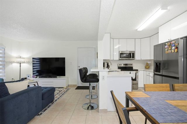 400 Palm Cir W 102, Pembroke Pines, FL 33025