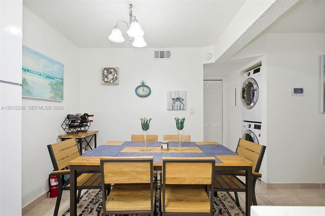 400 Palm Cir W 102, Pembroke Pines, FL 33025