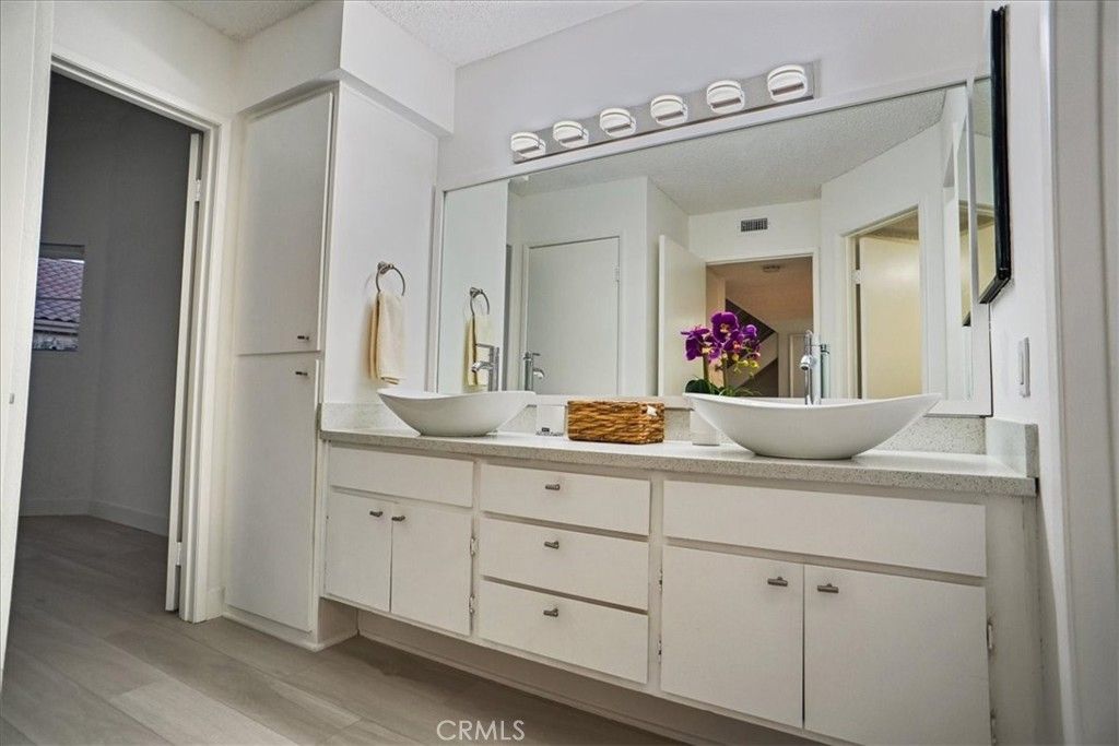 Image 13 of property listing at 23633 Del Monte 272, Valencia, CA 91355