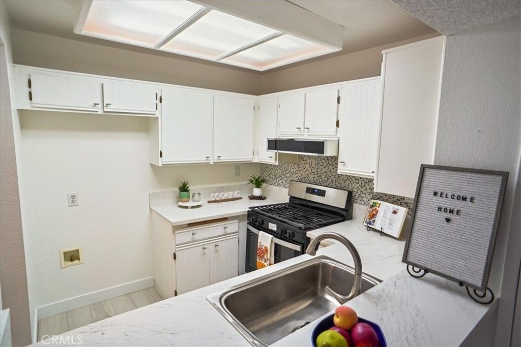 Image 9 of property listing at 23633 Del Monte 272, Valencia, CA 91355