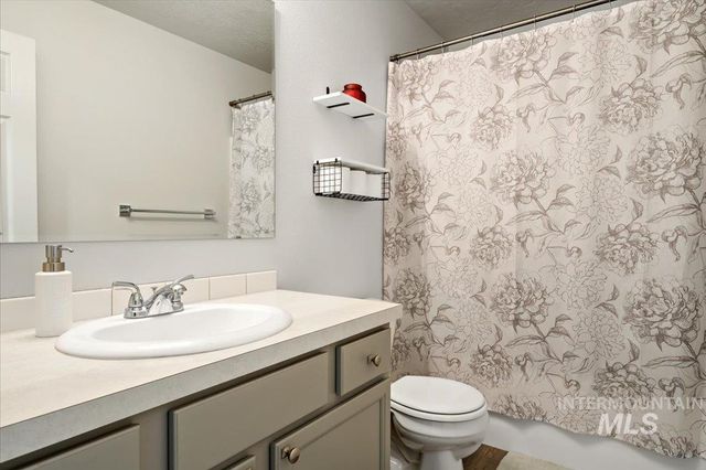 7565 E Bratton Dr., Nampa, ID 83687