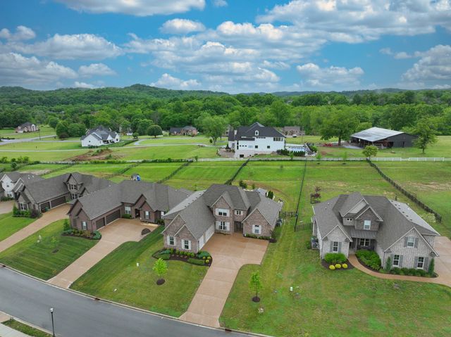 963 Luxborough Dr, Hendersonville, TN 37075