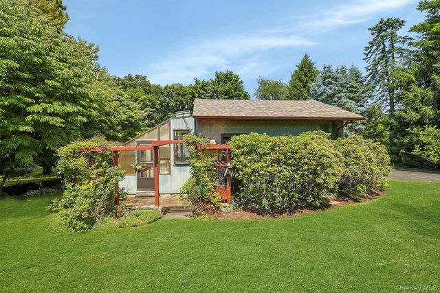 15 Grandview Lane, Thornwood, NY 10594