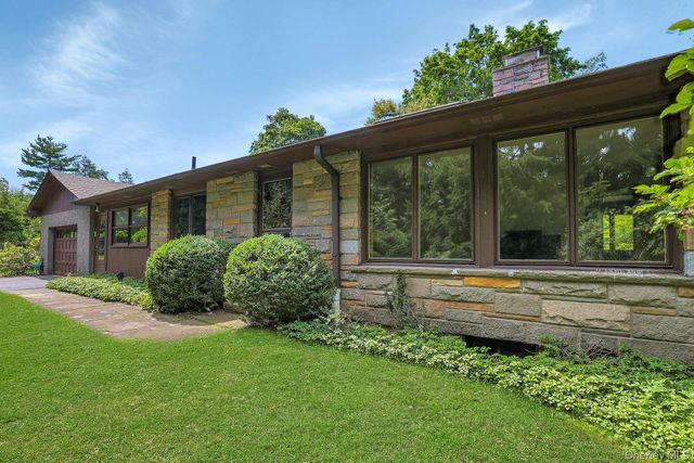 15 Grandview Lane, Thornwood, NY 10594