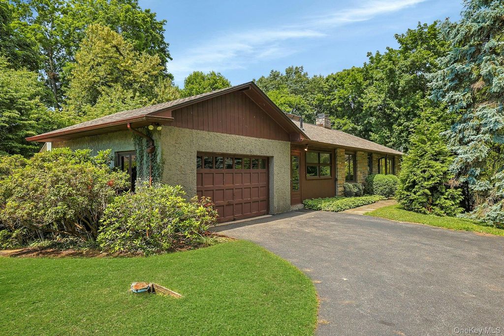 15 Grandview Lane, Thornwood, NY 10594