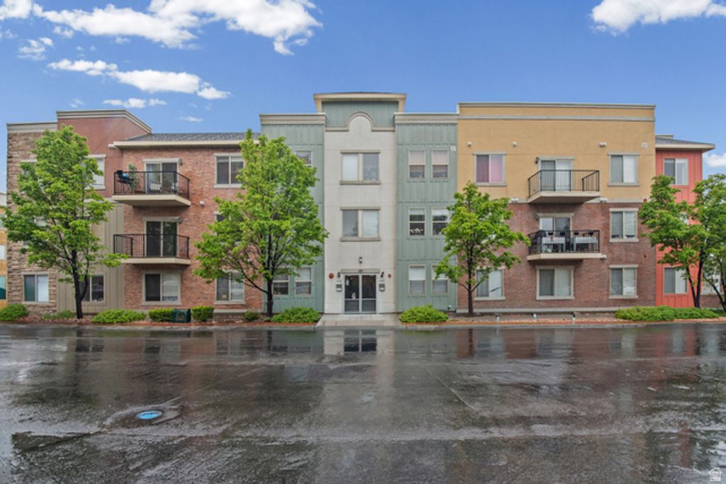 Image 19 of property listing at 180 W ALBION VILLAGE WAY #301, Sandy, UT 84070