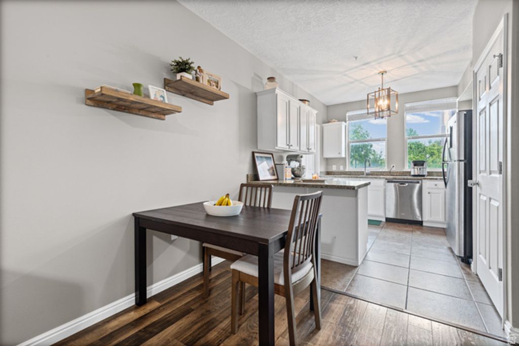 Image 6 of property listing at 180 W ALBION VILLAGE WAY #301, Sandy, UT 84070
