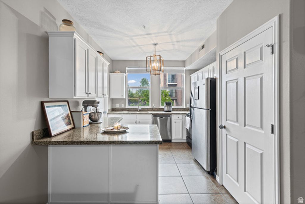 Image 7 of property listing at 180 W ALBION VILLAGE WAY #301, Sandy, UT 84070