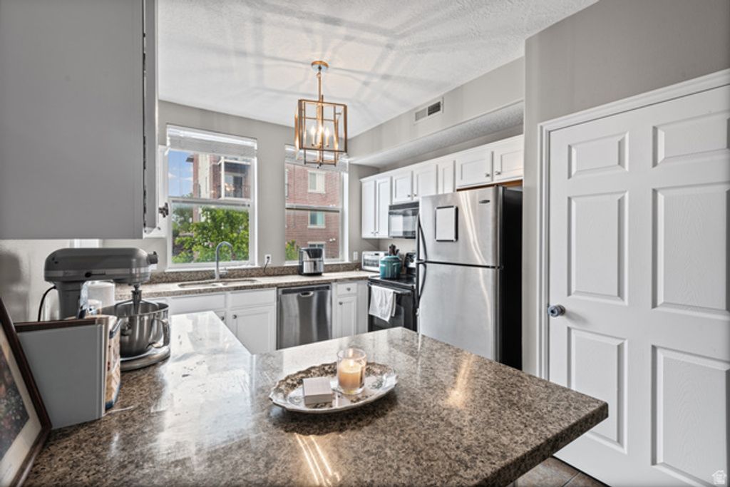 Image 8 of property listing at 180 W ALBION VILLAGE WAY #301, Sandy, UT 84070