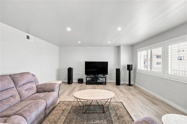5354 Lindley Avenue 209, Encino, CA 91316