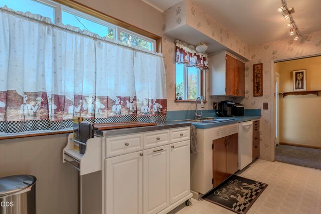 202 Kings Way, Central Point, OR 97502
