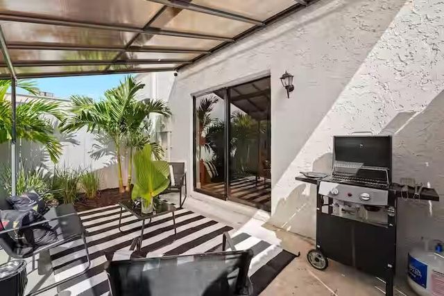 2015 NW 37th Terrace NW 403, Lauderdale Lakes, FL 33311