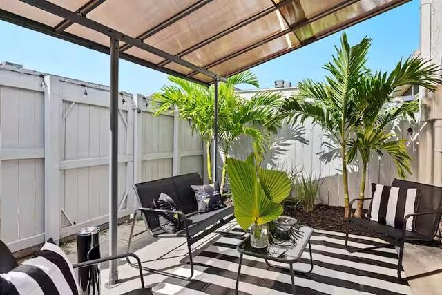2015 NW 37th Terrace NW 403, Lauderdale Lakes, FL 33311