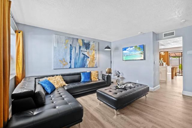 2015 NW 37th Terrace NW 403, Lauderdale Lakes, FL 33311