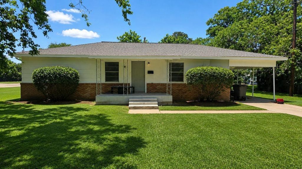 2616 Elm Avenue, Bay City, TX 77414