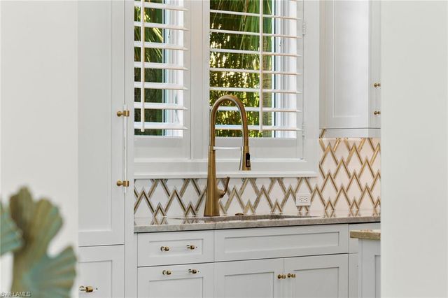 810 9th ST S, Naples, FL 34102