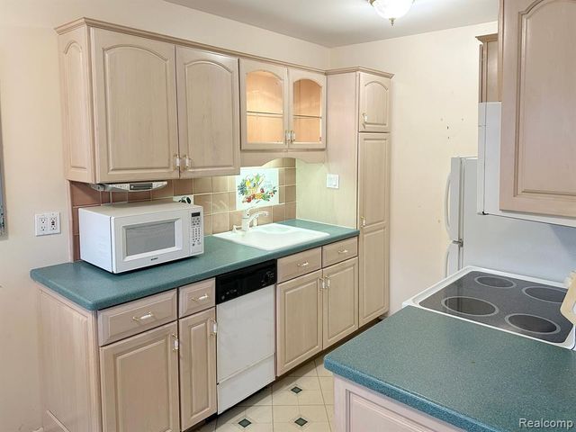 2925 W 13 Mile Road 205, Royal Oak, MI 48073