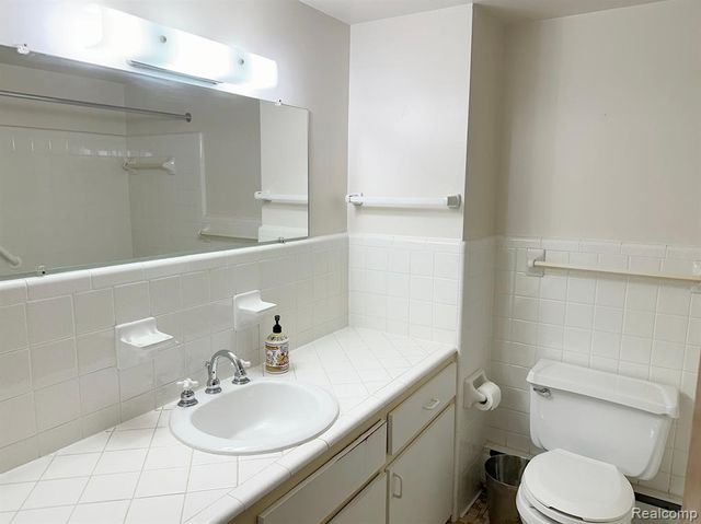 2925 W 13 Mile Road 205, Royal Oak, MI 48073