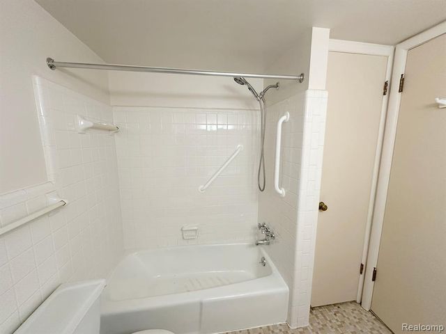 2925 W 13 Mile Road 205, Royal Oak, MI 48073