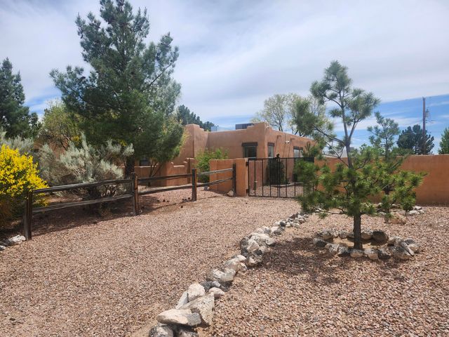 5900 Jones Place NW, Albuquerque, NM 87120