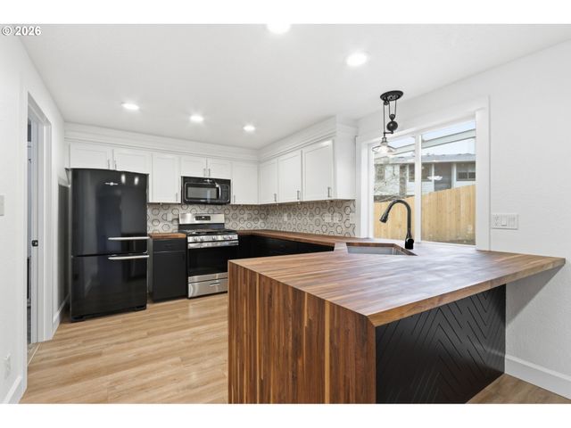 15920 Sw BRIDLE HILLS Dr, Beaverton, OR 97007