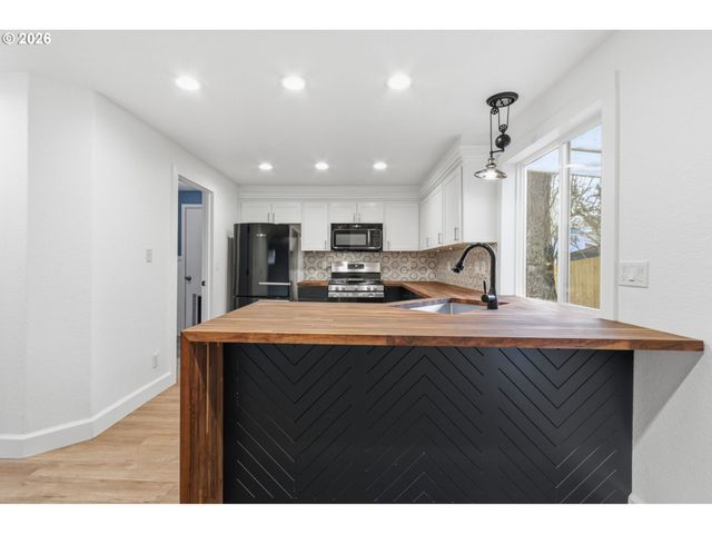 15920 Sw BRIDLE HILLS Dr, Beaverton, OR 97007