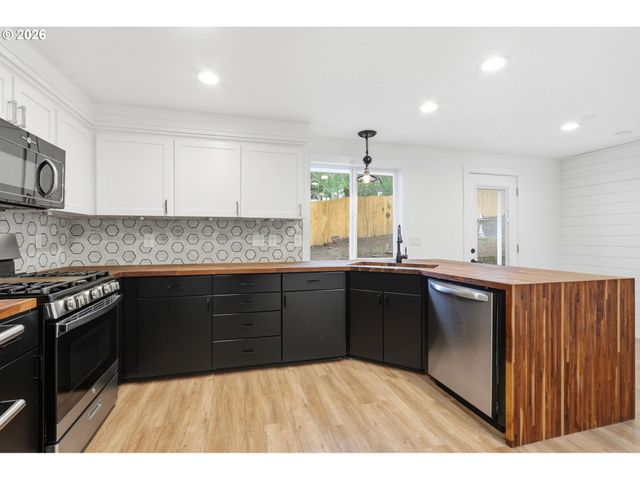 15920 Sw BRIDLE HILLS Dr, Beaverton, OR 97007