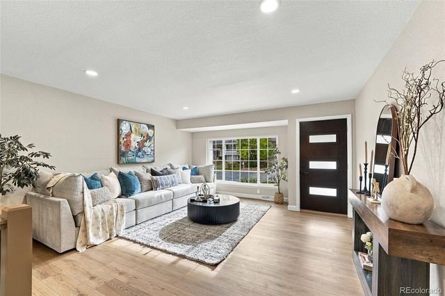 2012 S Yank Way, Lakewood, CO 80228