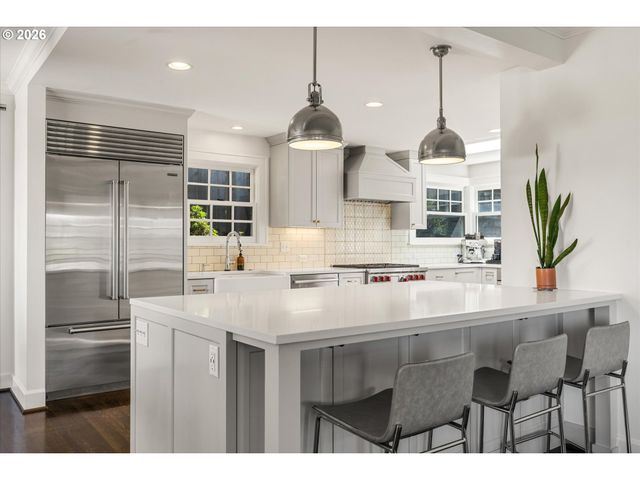 7175 S LAVIEW Dr, Portland, OR 97219