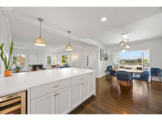 7175 S LAVIEW Dr, Portland, OR 97219
