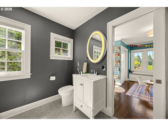 7175 S LAVIEW Dr, Portland, OR 97219