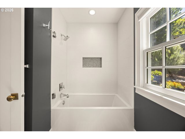 7175 S LAVIEW Dr, Portland, OR 97219