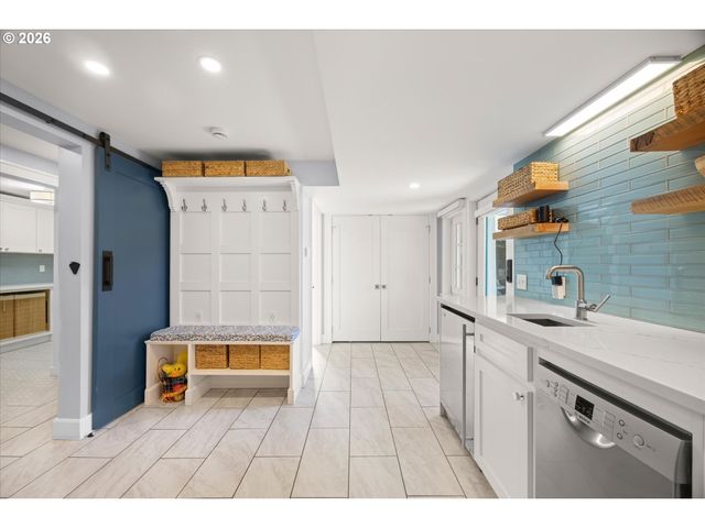 7175 S LAVIEW Dr, Portland, OR 97219