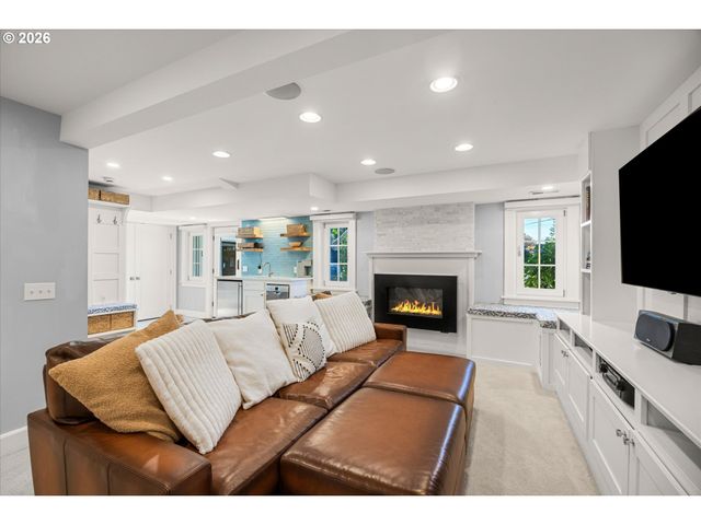 7175 S LAVIEW Dr, Portland, OR 97219