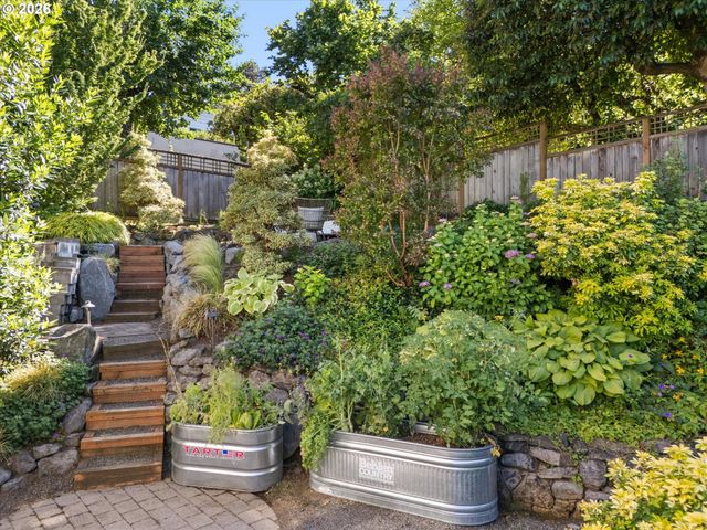 7175 S LAVIEW Dr, Portland, OR 97219