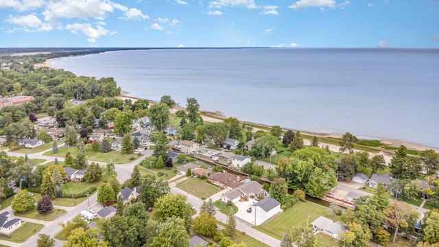 201 Lagoon Beach Drive, Bay City, MI 48706