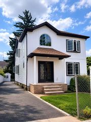 88 Dyckman Avenue, New Hyde Park, NY 11040