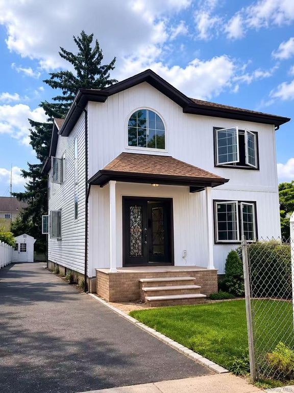 88 Dyckman Avenue, New Hyde Park, NY 11040